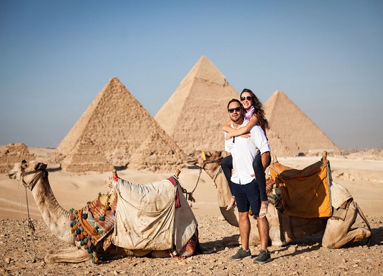 Ausflug zu den Pyramiden auf dem Rücken eines Pferdes oder Kamels von Kairo aus.